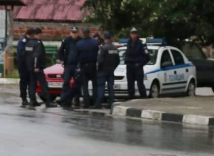 Десетки полицаи окупираха карловското село Кърнаре (СНИМКИ)