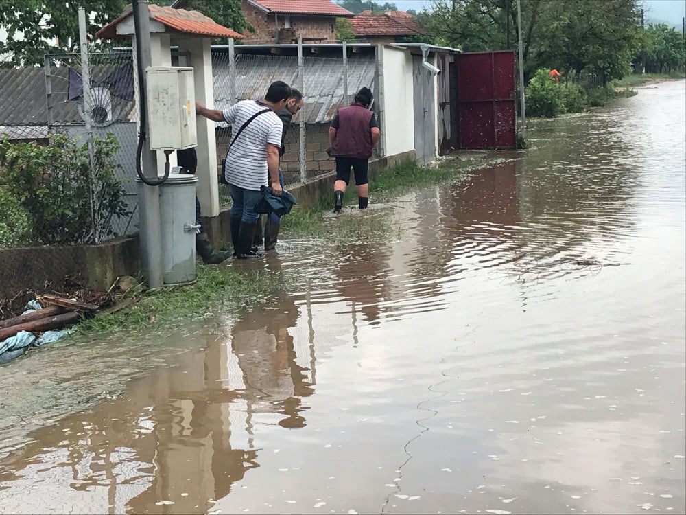 Река Гюрля не спира да бушува, Средногорово е под вода (СНИМКИ/ВИДЕО)