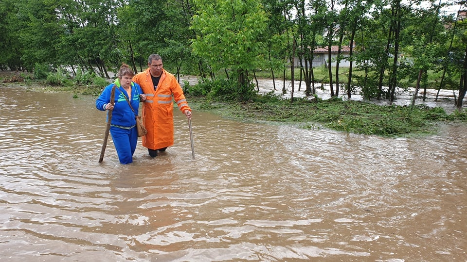 Река Гюрля не спира да бушува, Средногорово е под вода (СНИМКИ/ВИДЕО)