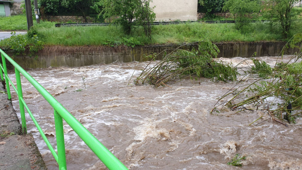 Река Гюрля не спира да бушува, Средногорово е под вода (СНИМКИ/ВИДЕО)