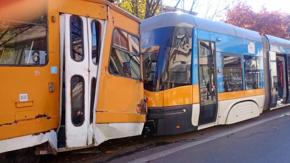 Само в БЛИЦ! Два трамвая се помляха в София