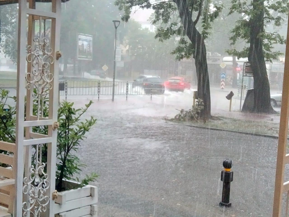 Нов порой удави Пловдив, водата е до фаровете на колите, ситуацията е апокалиптична! (СНИМКИ)