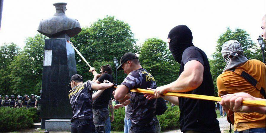 Тълпа неонацисти смело потроши паметник на маршал Жуков в Харков (ВИДЕО)