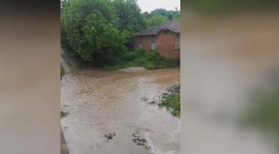 Порои и градушки потопиха България