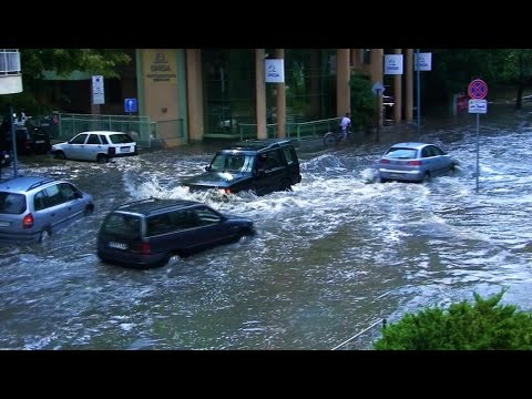 В Пловдив е страшно, истински потоп! Наводнени са болници, а някои извадиха лодките! (ВИДЕО)