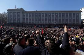 Кървави сблъсъци в Тирана на протест срещу премиера Еди Рама