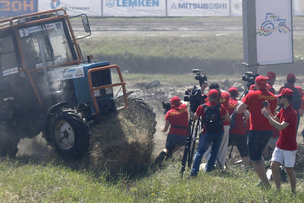 Шокиращ инцидент: Трактор връхлетя тълпа журналисти по време на състезание (ВИДЕО)