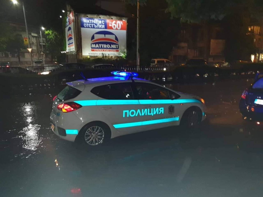 400 полицаи и пожарникари се хвърлиха срещу водната стихия в Пловдив