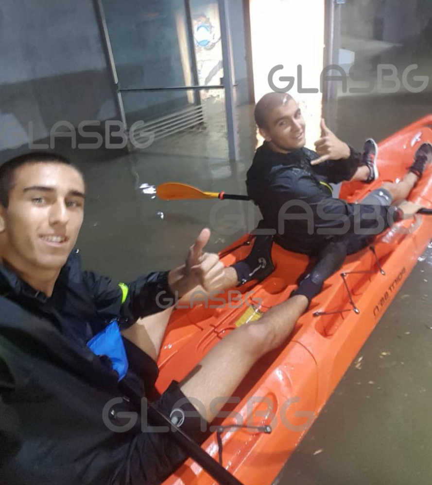 Невероятно, но факт: Млади пловдивчани с кану помагат на шофьори в пороя! (СНИМКИ/ВИДЕО)