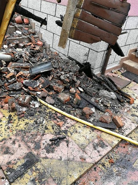 Къща на пенсионери, поразена два пъти от гръм нощес, стана на прах и пепел (СНИМКИ/ВИДЕО)