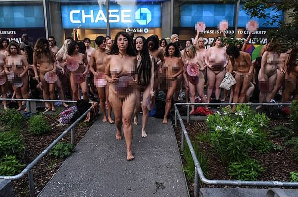 Нашествие от чисто голи модели в центъра на Ню Йорк! Причината е безумна (СНИМКИ 18+)