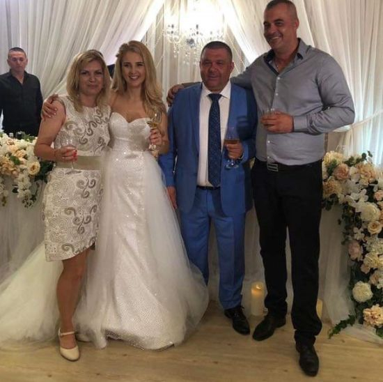 Кметът на Свети Влас вдигна сватба за чудо и приказ със знойна блондинка (СНИМКИ)