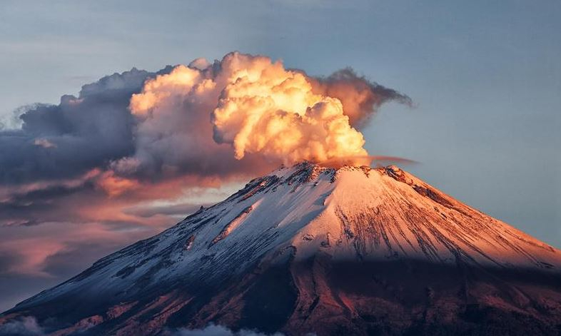 Вулканът Попокатепетъл изхвърли стълб пепел на височина над 3 километра (СНИМКИ)
