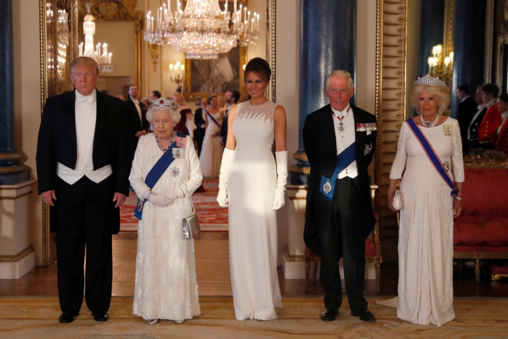 Тръмп на бал у кралицата: Ключова наздравица, бели рокли и скъпи вина (СНИМКИ/ВИДЕО)