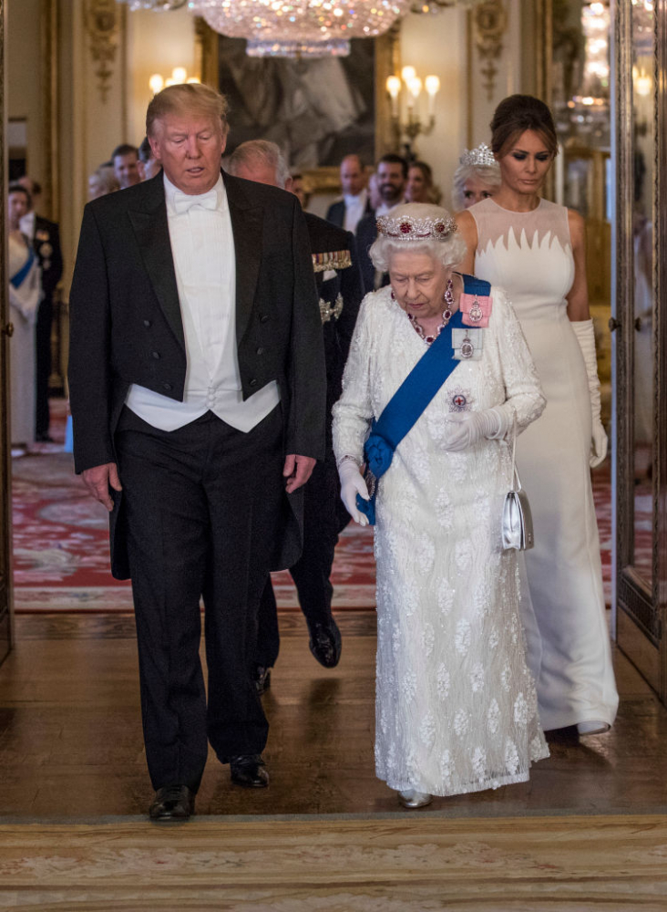 Тръмп на бал у кралицата: Ключова наздравица, бели рокли и скъпи вина (СНИМКИ/ВИДЕО)
