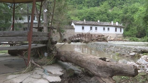 Воден кошмар! Наводненията разрушиха моста при Дряновския манастир 