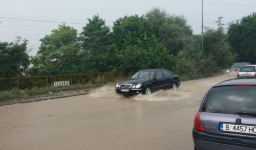 Кошмарът продължава: И Бургас е под вода!