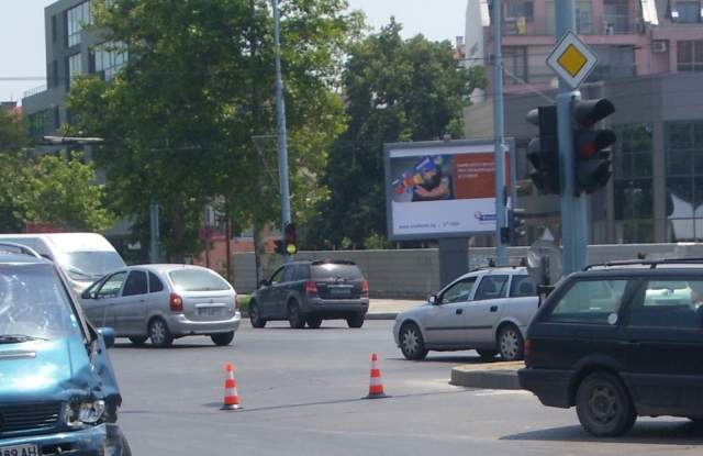 Адско меле в Пловдив! Автобус удари кола, тя полетя и стана още още по-страшно