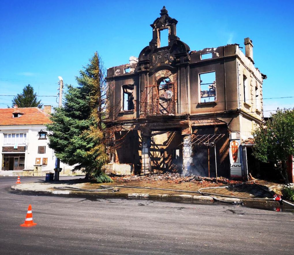 Мъст: Запалиха уникална вековна къща в деня за продан в Къпиново