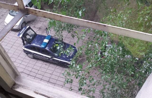 Бесен екшън в Пловдив: Мъж реве, че умира, бие ченгета и мята... (СНИМКИ)