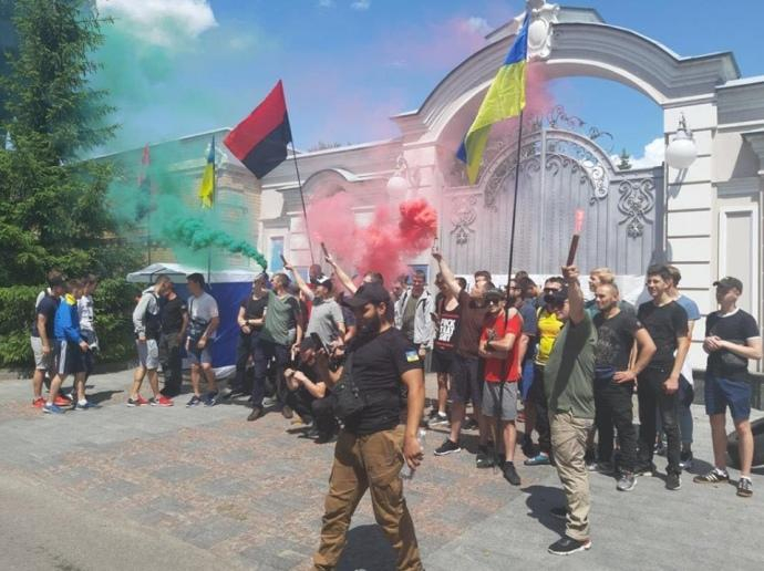Нов майдан в Киев, щурмуват имението на Порошенко, искат го в затвора! (СНИМКИ/ВИДЕО)