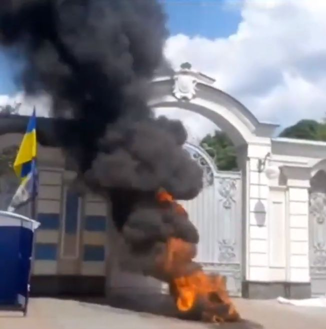 Нов майдан в Киев, щурмуват имението на Порошенко, искат го в затвора! (СНИМКИ/ВИДЕО)