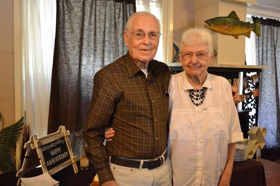 Съпрузи живяха заедно 62 години и умряха с час разлика хванати за ръце