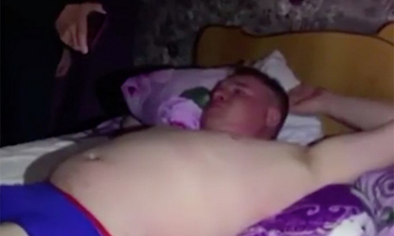 Полицаи арестуваха заподозрян с шепот, за да не събудят детето му (ВИДЕО)