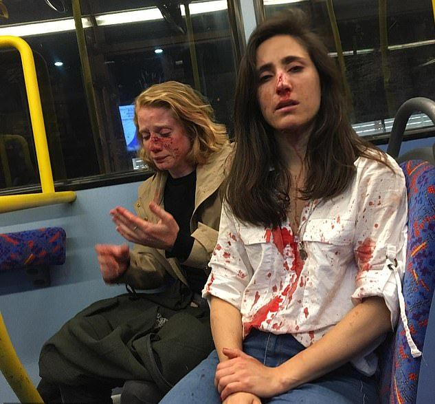 Стюардеса лесбийка от “Ryanair” и любовницата ѝ пребити в автобус в Лондон (СНИМКИ 18+)