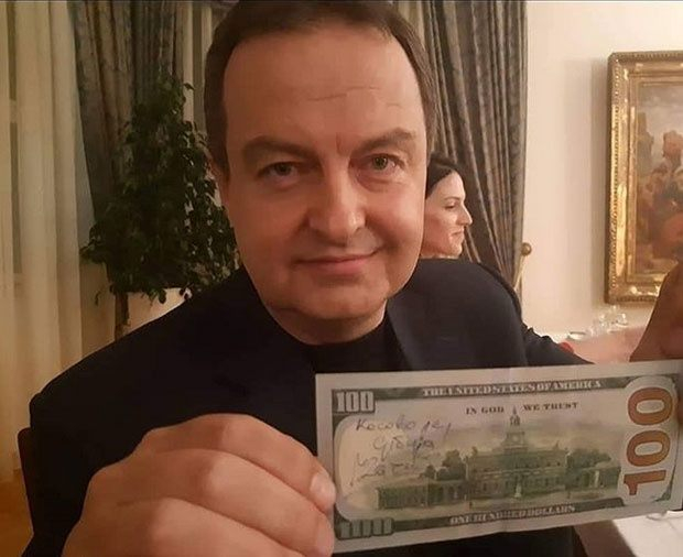 Ивица Дачич обясни на US посолството защо е написал върху 100-доларова банкнота "Косово е Сърбия"