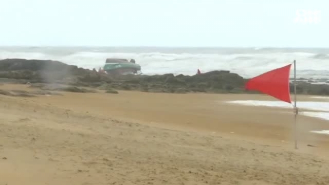 Необичайна буря взе 3 жертви край френските брегове