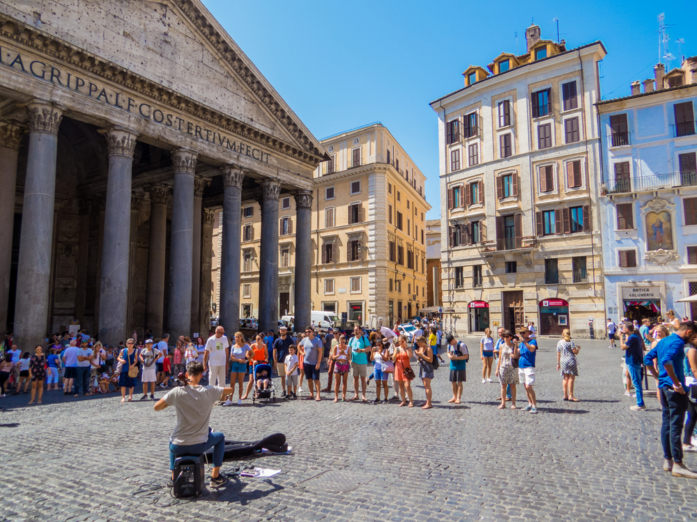 Кметицата на Рим погна разпасаните туристи! Край на пиенето, катеренето и ексхибиционизма