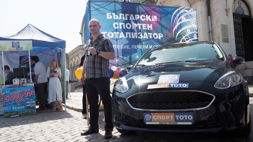 Спорт Tото връчи ключове за Форд Фиеста по време на старта на „Пето международно ретро рали България“