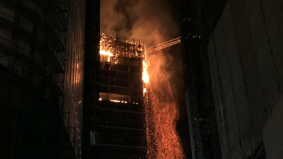 Като факла: Огромен пожар изпепели небостъргач в центъра на Варшава (СНИМКИ/ВИДЕО)