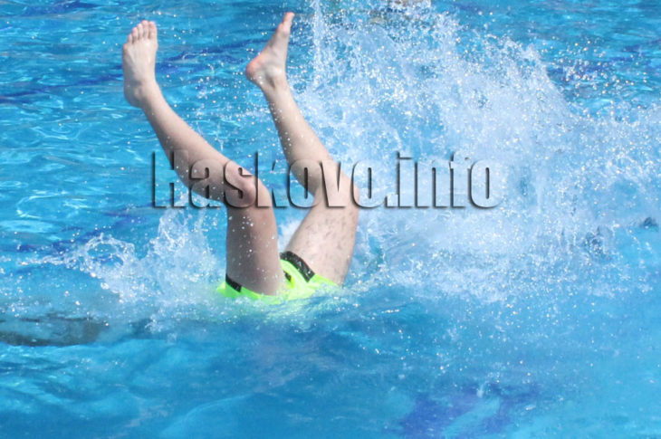 Страховит инцидент с малко момче на басейн изправи косите на плажуващите 