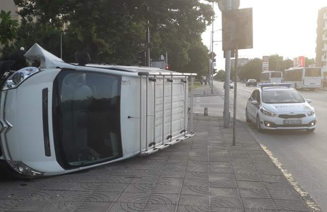 Страшен екшън с бус, кола и паднало дърво в Пловдив (СНИМКИ)