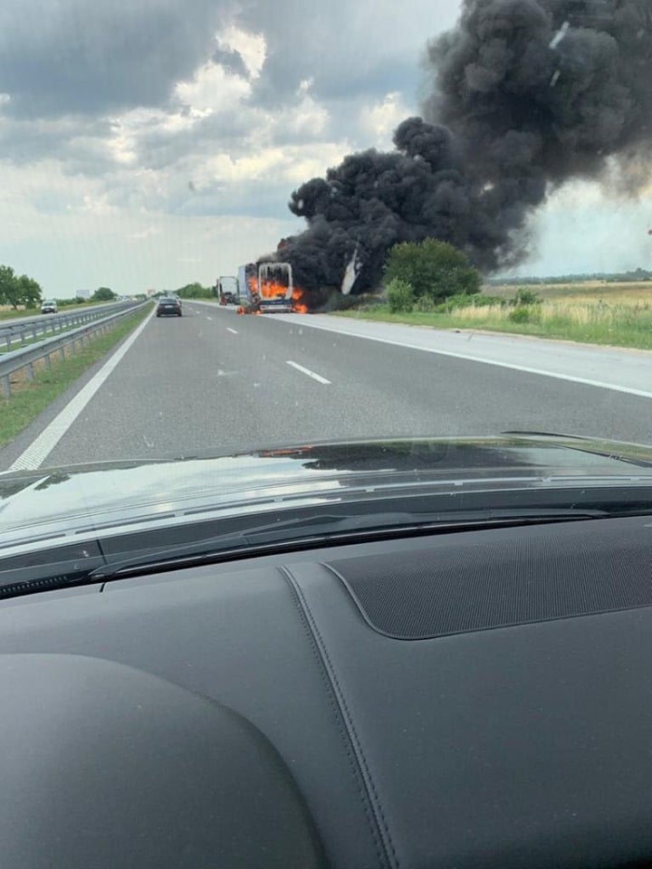 На АМ „Тракия” е страшно! Черни облаци дим се издигат над аутобана (НОВИ СНИМКИ)