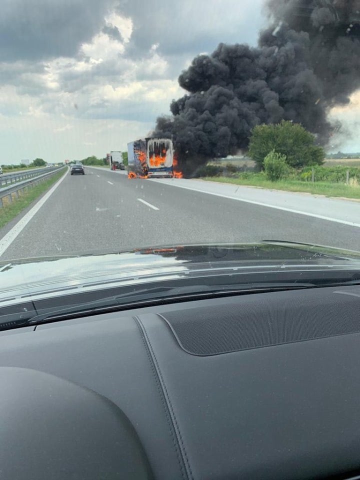 На АМ „Тракия” е страшно! Черни облаци дим се издигат над аутобана (НОВИ СНИМКИ)