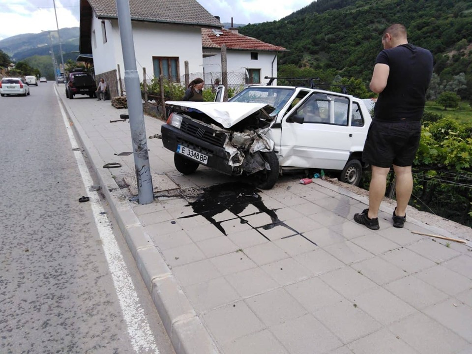 "Фиат" се приземи в селски двор след зрелищен инцидент в Бласгоевградско (СНИМКА)
