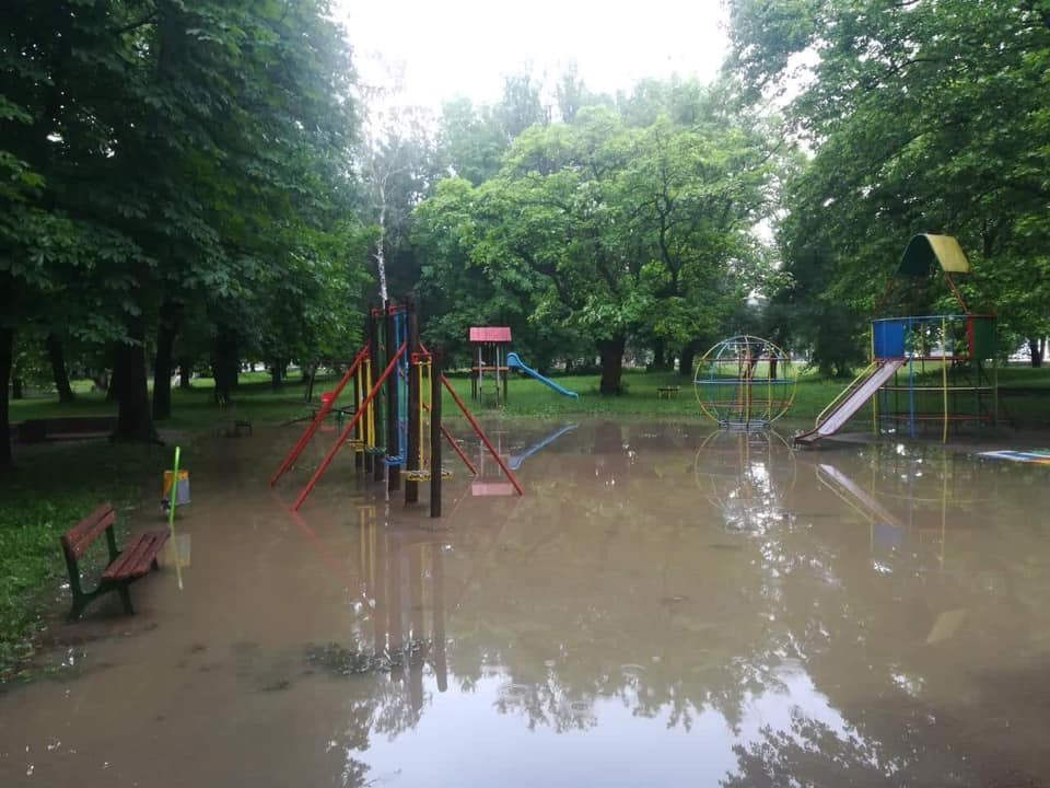 Воден ад спря тока в Севлиево (СНИМКИ)