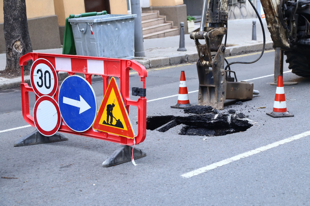 Първо в БЛИЦ: Пропаст зейна на свръхнатоварена улица в центъра на София (СНИМКИ/ВИДЕО)