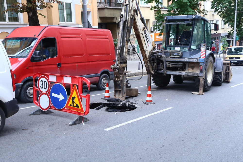 Ремонт блокира голям булевард в София  