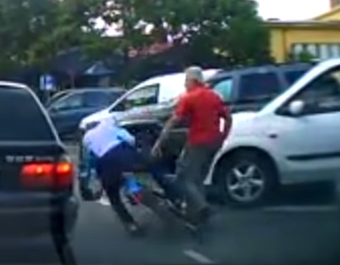 Невиждана по жестокост агресия в Казанлък заради подпиране на кола (ВИДЕО)