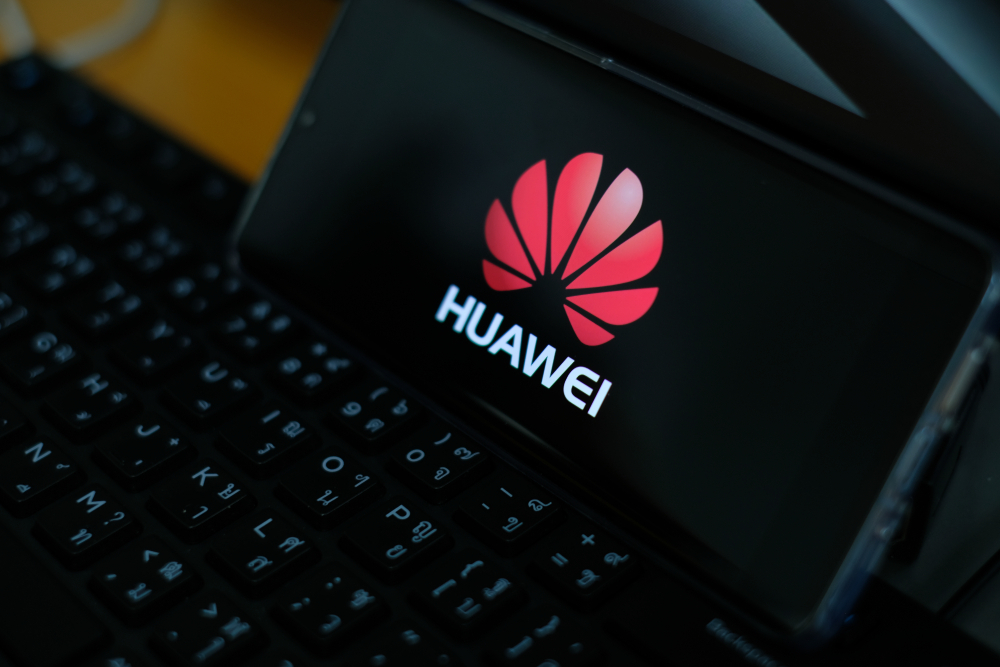 "Хуавей" отлага пускането на нов лаптоп