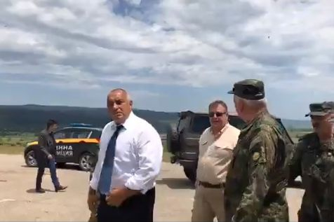 Премиерът и военният министър гледаха зрелищна контраатака на полигона в Ново село (ВИДЕО)