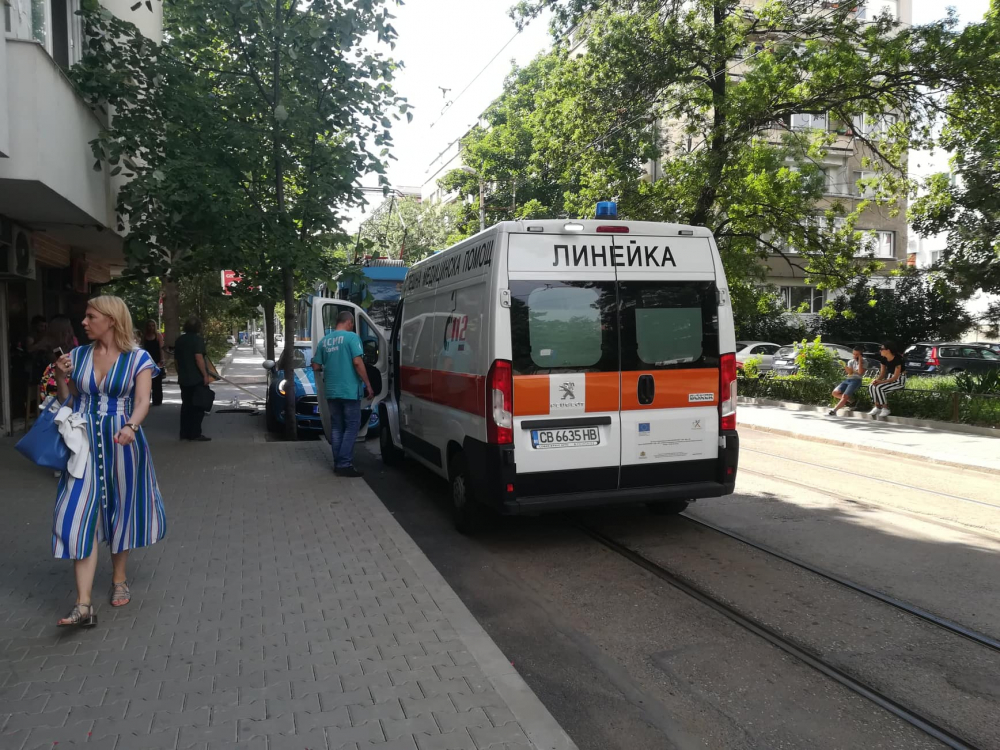 Ново меле с трамвай в София! Мини купър заприлича на консерва (СНИМКИ)