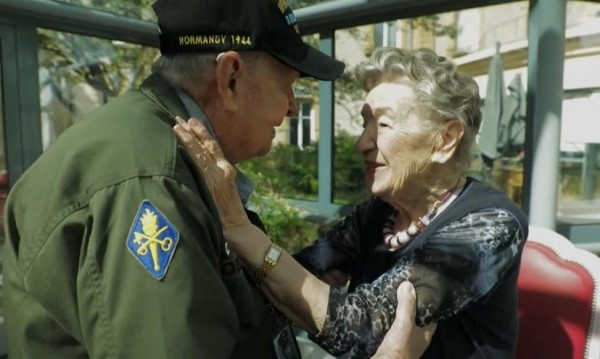 Вечна любов: Ветеран от Денят "Д" среща своята любима след 75 години 
