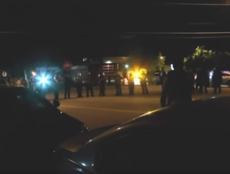 Ужас в Мемфис! 20-годишен вряза колата си в полицаи (ВИДЕО)