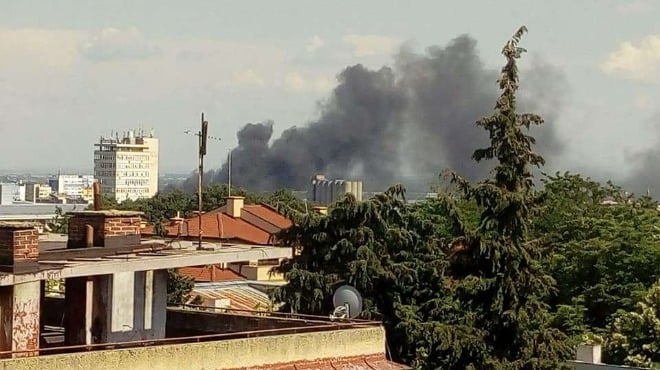  Гъсти черни облаци се издигат над Стара Загора, вой на пожарни раздра тишината (СНИМКИ)