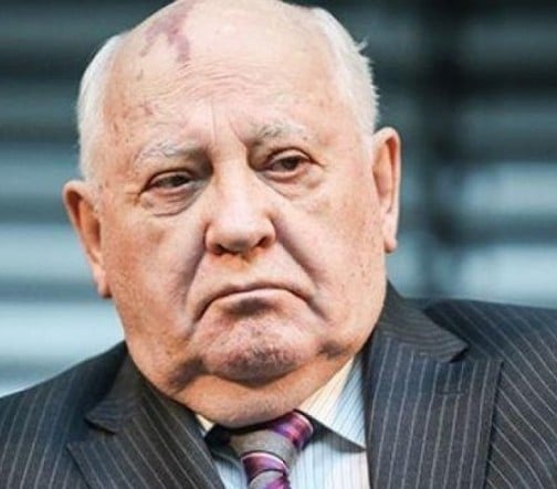 Горбачов гасне, заживя в болница